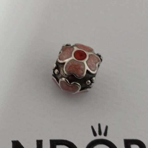 Pandora red daisy flower round charm - Picture 1 of 3